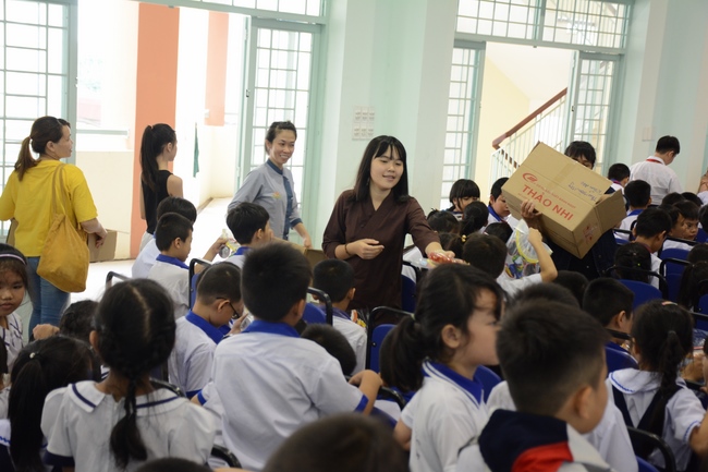 Giving gift portions to pupils on the occasion of Mid-Autumn Festival